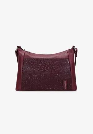 Bolso burdeos con un acabado de cuero suave y un panel de patrón de serpiente texturizado. Cuenta con una correa ajustable y un cierre de cremallera plateado.