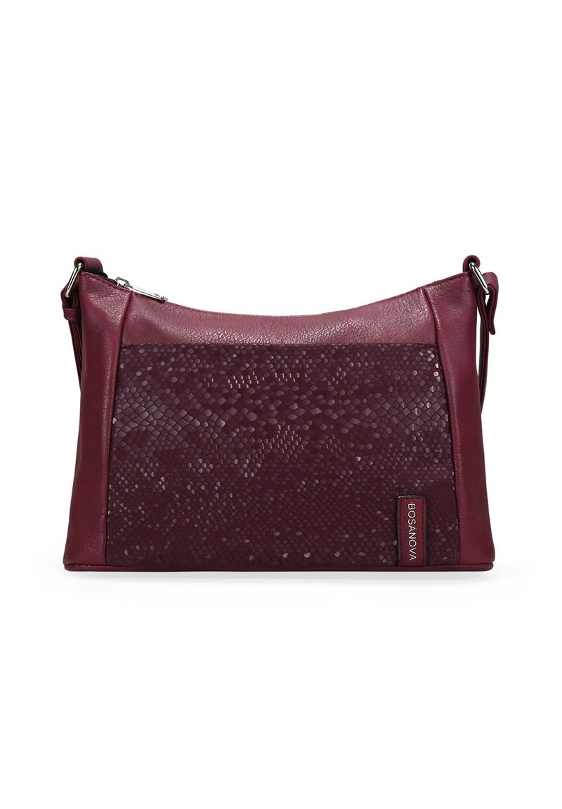 Bolso burdeos con un acabado de cuero suave y un panel de patrón de serpiente texturizado. Cuenta con una correa ajustable y un cierre de cremallera plateado.