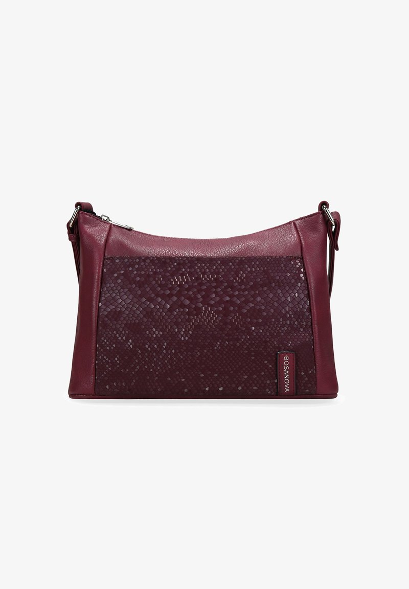 Bolso burdeos con un acabado de cuero suave y un panel de patrón de serpiente texturizado. Cuenta con una correa ajustable y un cierre de cremallera plateado.