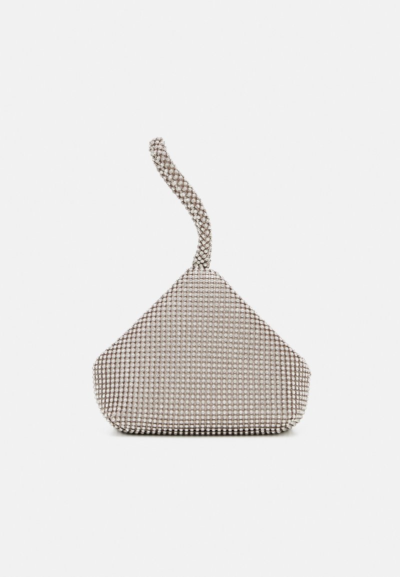 Petit sac de soirée triangulaire argenté orné de strass avec une courte bandoulière sur un fond blanc uni.