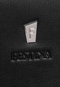 Melnas teksturētas ādas maku ar iespiestu 'Festina' logo un metālisku 'F' emblēmu.