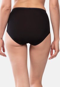 Culotte noire en coton taille haute avec une texture lisse et une taille élastique, conçue pour un ajustement confortable.
