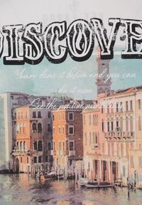 Cartel que presenta la palabra "DESCUBRE" en una fuente negra negrita y desgastada, sobre una ilustración en acuarela de edificios junto a un canal con agua de color azul oscuro.
