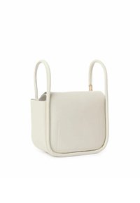 Struktureret skuldertaske i cremefarvet kunstlæder, med to runde håndtag, en flad frontlomme og et minimalistisk design.