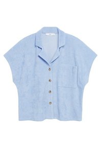 Chemise à manches courtes bleu clair en éponge douce, dotée d'une poche poitrine et d'un col à encoches. Les boutons sont marron.