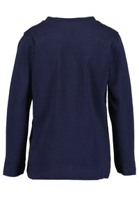 Marineblaues Langarmshirt mit Rundhalsausschnitt, aus weichem Baumwollstoff und seitlichen Schlitzen für Bewegungsfreiheit. Schlichte Ausführung ohne Verzierungen.