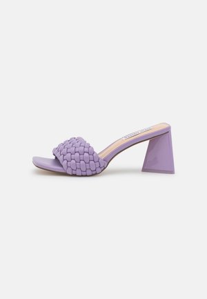 Lavendelkleurige open teen mule met brede gevlochten band en blokhak, gladde zool en beige binnenvoering met merklabel.