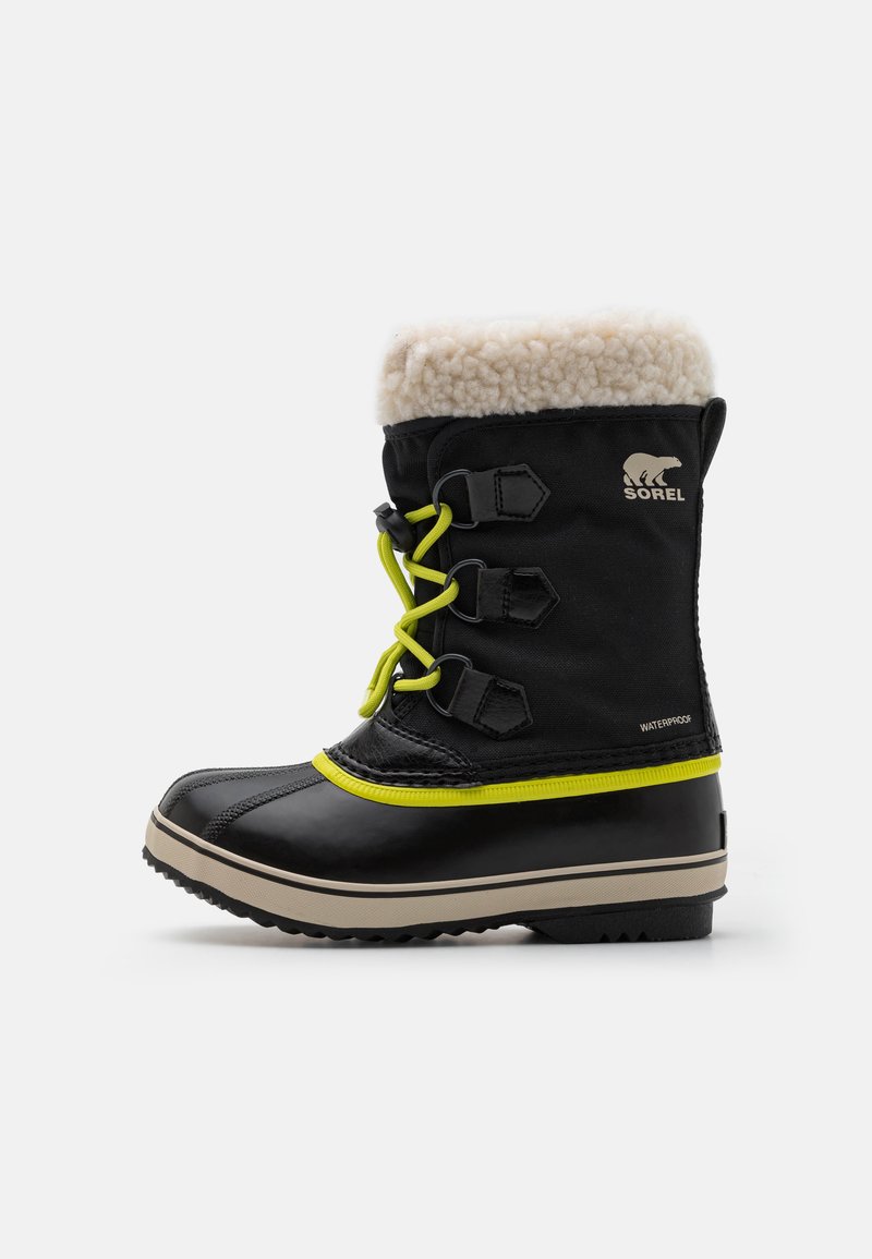 Botas de nieve impermeables negras con forro de pelo sintético blanco, acentos contrastantes en neón amarillo, tres correas ajustables y una suela de goma texturizada.