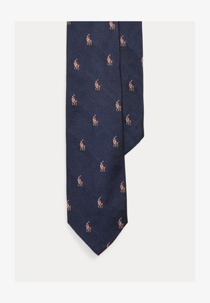 Tumesinine lips, millel on diagonaalne ribimustriga tekstuur, millel on ühtlaselt jaotatud väiksed punased ja beežid ratsanikemotiivid.