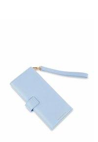 Světle modrá kožená peněženka s hladkou texturou, klopou na zavírání, zlatým zipem jako akcentem a odnímatelným řemínkem na zápěstí.