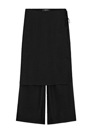 Zwarte wijde broek met een aangehechte omslagrok en zijknopdetails op een witte achtergrond.