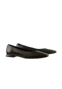 Ballerines en cuir noir avec un bout pointu et un talon bas et anglé. Texture lisse sans embellissements ni motifs visibles.
