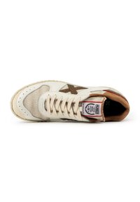 Baskets avec tige en cuir crème, accents en daim beige et texture tissée. Comprend des lacets plats, un bout rond, une semelle en caoutchouc rayée et une étiquette de marque.
