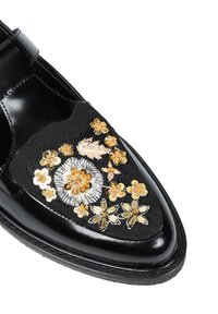 Czarna skórzana shoe z ostro zakończonym noskiem, ozdobiona kolorowym haftem kwiatowym i cekinami na teksturowanym czarnym materiale.