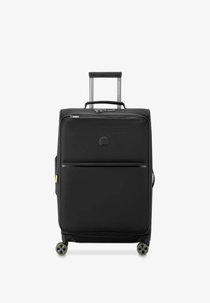 Zwarte bagage met een harde schaalontwerp, dubbele wielen, een telescopische handgreep, een externe ritszak en accenten in het geel.