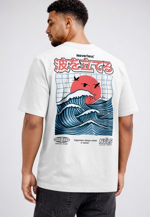Mann trägt weißes T-Shirt mit Grafik von blauen Ozeanwellen, roter Sonne, fliegenden Vögeln und japanischem Text auf dem Rücken.
