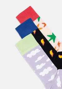 Vier Paar Socken: rot mit geripptem Bündchen, blau mit geripptem Bündchen, gemustert in creme mit grünen Sternen und orangefarbenen Pfeilen, lavendel mit weißen Wolken.