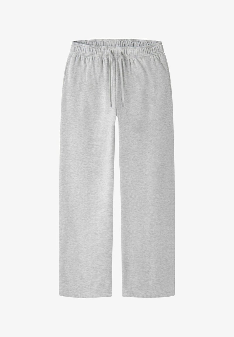 Szare spodnie dresowe o luźnym kroju, z elastycznym pasem ze sznurkiem i miękką, teksturowaną tkaniną. Bez widocznych kieszeni ani wzorów.