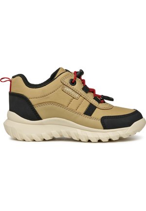 Scarpe sportive marrone chiaro e nere con tomaia testurizzata, lacci rossi e suola in gomma spessa e decorata. Presenta un tassello sul tallone.