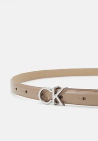 Calvin Klein THIN BELT  - Vöö - chanterelle