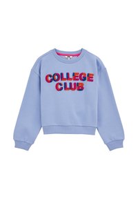 Šviesiai mėlynas džemperis su "COLLEGE CLUB" tekstu, parašytu daugiagyslėmis, pūkuotomis raidėmis. Turi apvalų kaklą ir gipiūruotus rankogalius bei apatinę dalį.