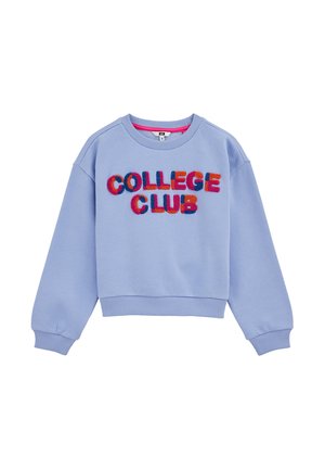 Svijetloplava dukserica s natpisom "COLLEGE CLUB" u više boja i dlačicama. Ima okrugli izrez i rebraste rukave i donji rub.