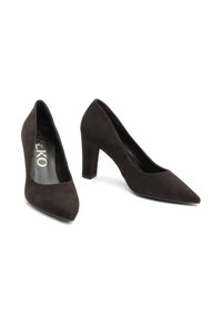 Ciemnobrązowe zamszowe szpilki z ostro zakończonym noskiem i projektowanym słupkiem. Gładka tekstura i minimalne detale na cholewce.