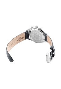 Reloj de pulsera Roamer de hombre con correa de cuero negra abierto para mostrar la parte trasera de acero inoxidable grabada y hebilla, en ángulo sobre fondo blanco.