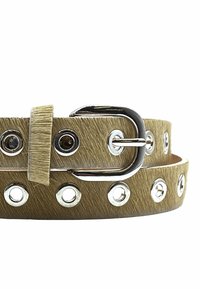 Ceinture en fausse fourrure beige avec des quincailleries en argent, dotée de grommets ronds et d'une boucle rectangulaire. Texture douce, design en couches pour un look sophistiqué.