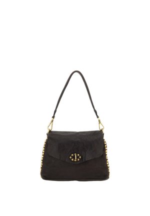 Borsa a tracolla nera in pelle con dettagli a borchie dorate lungo i lati e chiusura a scatto sulla patta frontale.