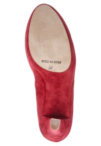 Scarpa aperta rossa in suede con suola liscia. Presenta un design traforato, taglia 37, contrassegnata "FABBRICATO IN SPAGNA" sulla soletta.