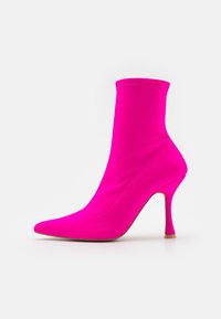 Rosa strækstøvle til anklerne med spids tå, høj stilettohæl og en glat overflade. Har et sømløst, let at tage på design.