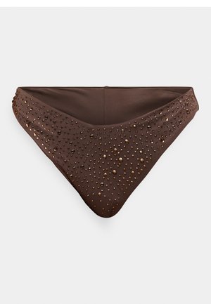 Καφέ κάτω μέρος μπικίνι με σχέδιο σε σχήμα V και λείο υφή, διακοσμημένο με διάφορα μεγέθη λαμπερών χρυσών και χάλκινων καρφιών.