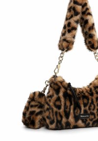 Leparda raksts mākslīgās ādas soma ar zelta ķēdes siksnu un melnu rāvējslēdzēja vilkli, kurai pievienots neliels apaļš ādas aksesuārs.