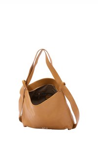 Borsa a spalla in pelle color tan con una texture morbida, apertura superiore e tasca interna con zip. Presenta un'unica tracolla larga.