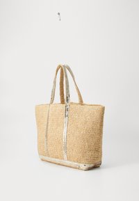 Bolso tote de paja color tostado con correas metálicas plateadas, forma rectangular, detalle de tejido texturizado y base segura. Las asas son resistentes y trenzadas.