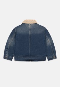 Jaqueta de ganga com colarinho de peluche, apresentando um tom azul escuro com efeito desbotado, corte solto e detalhes em botão nos punhos.