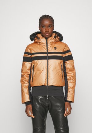 Doudoune de couleur brun clair avec des rayures horizontales noires, capuche en fourrure, et poches zippées. Fabriquée en matériau brillant et résistant aux intempéries.