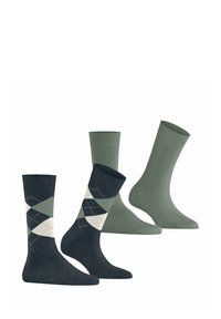 Dwie pary skarpetek: jedna ciemna w wzór argyle, a druga w jednolitym kolorze oliwkowym, wyeksponowane na białym tle.