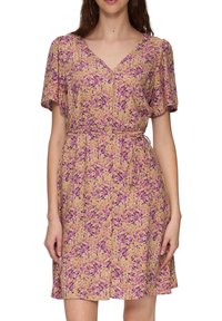 Blumenmusterkleid mit V-Ausschnitt, kurzen Ärmeln und tailliertem Schnitt. Gestaltet mit einem gelben Hintergrund und lila/malvefarbigen Spritzmustern.