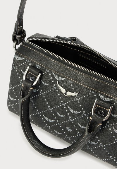 Melna rokassoma ar teksturētu materiālu, rotāta ar metāliskām detaļām, rāvējslēdzēja aizdari un zvaigznes un spārna rakstu ārpusē.