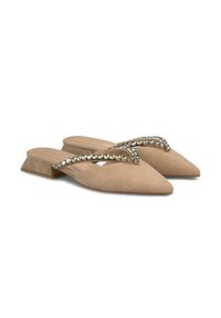 Chaussures slingback en suède beige avec un bout pointu et un talon plat, dotées d'une sangle décorative ornée de strass sur le dessus.