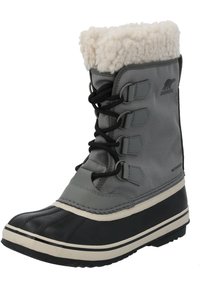 Bota de nieve impermeable gris con suela de goma negra, elásticas para el ajuste y un suave cuello de piel sintética blanca. Presenta un upper texturizado.