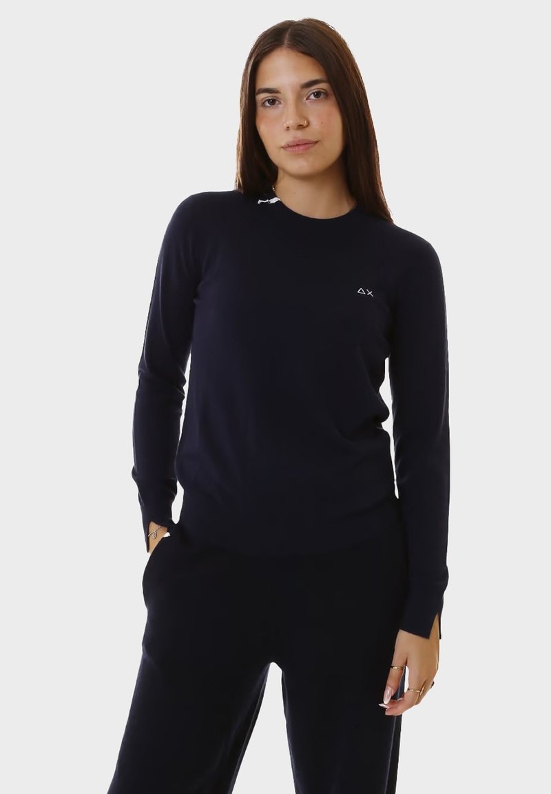 Maglione a maniche lunghe navy realizzato in tessuto morbido, presenta un colletto rotondo e un piccolo logo sul petto, con polsini a costine.