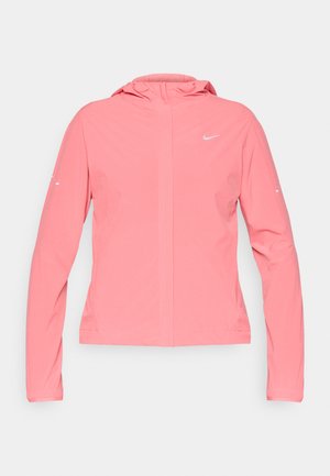 Giacca leggera Nike rosa con zip, cappuccio, maniche lunghe e logo bianco sul petto. Tessuto liscio senza motivi visibili.