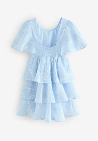 Abito azzurro chiaro realizzato in tessuto sovrapposto e trasparente con ricami floreali. Presenta maniche corte a volant e un corpetto smock.