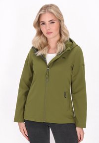 Olive zelená softshell bunda s predným zipsom, nastaviteľnou kapucňou a bočnými vreckami. Hladká textúra s jemným detailom loga.