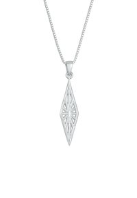 Sølv halskæde med en diamantformet vedhæng med detaljerede udskæringer, hængende på en fin kæde.