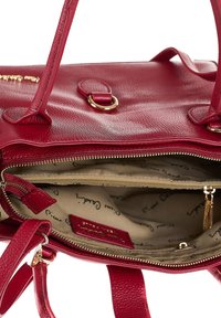Borsa a tracolla rossa in pelle con esterno testurizzato, hardware dorato e apertura con zip che rivela un interno in tessuto beige con logo stampato.