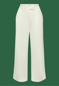 Pantalon à jambes larges couleur crème, avec une ceinture plate, des poches latérales et un tissu lisse orné de coutures verticales.